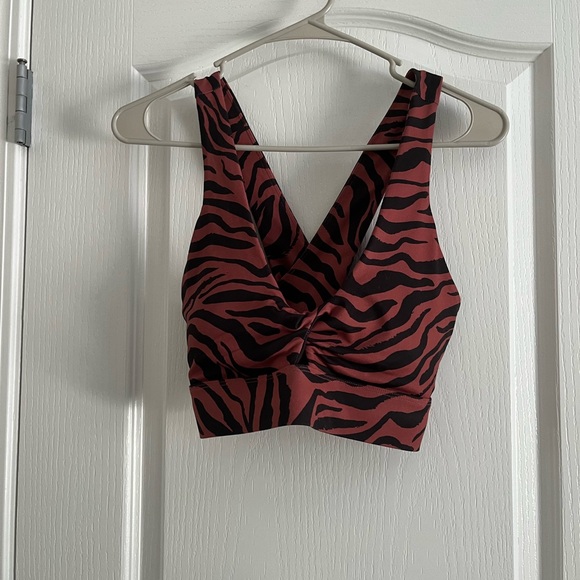 Leperd athletic set with sports bra and leggings - Picture 3 of 6
